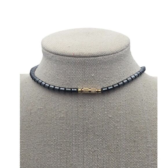 Elegant Black and Green Shell Pendant Necklace with Gold Accents - Picture 5 of 6